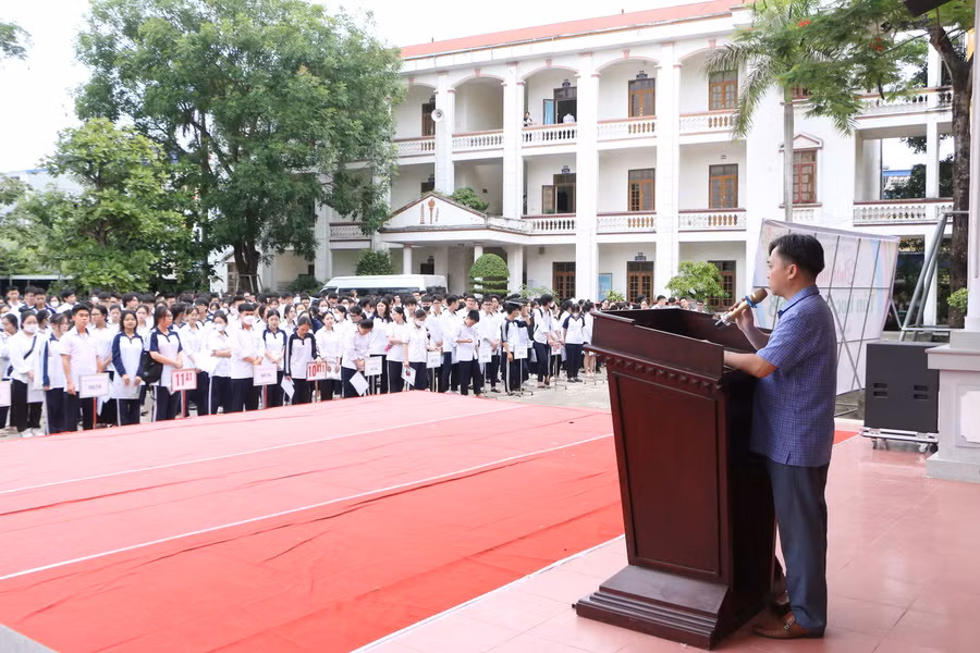 Các thí sinh lắng nghe lãnh đạo điểm thi phổ biến một số quy định chung về kỳ thi.