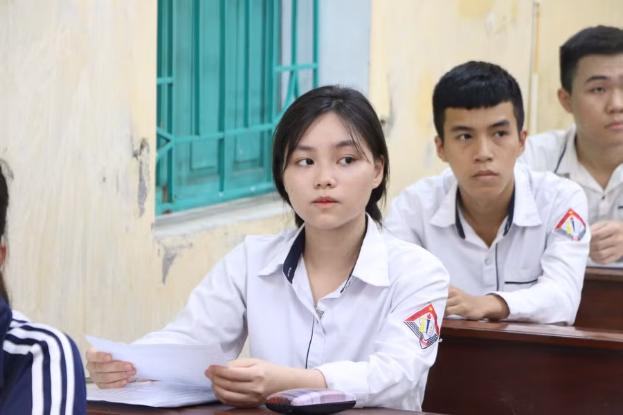 Các thí sinh nghe giáo viên nhắc lại một lần nữa về quy chế phòng thi.