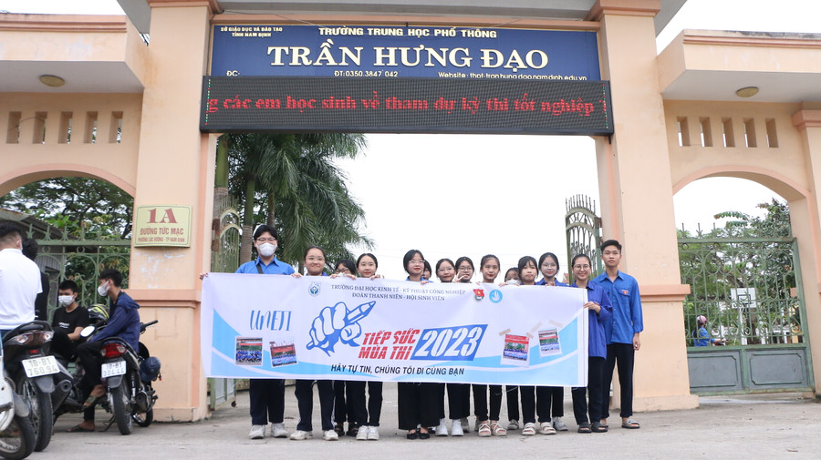 Các thanh niên tình nguyện đã có mặt tại cổng trường để hỗ trợ thí sinh. Các thanh niên tình nguyện đã có mặt tại cổng trường để hỗ trợ thí sinh.