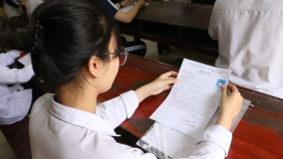 Các thí sinh kiểm tra các thông tin trên Thẻ dự thi để phát hiện sai sót nếu có. Các thí sinh kiểm tra các thông tin trên Thẻ dự thi để phát hiện sai sót nếu có.