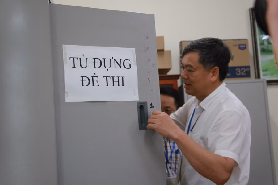 Tủ đựng đề thi, bài thi được các nhà trường tách riêng biệt để tránh nhầm lẫn. Tủ đựng đề thi, bài thi được các nhà trường tách riêng biệt để tránh nhầm lẫn.