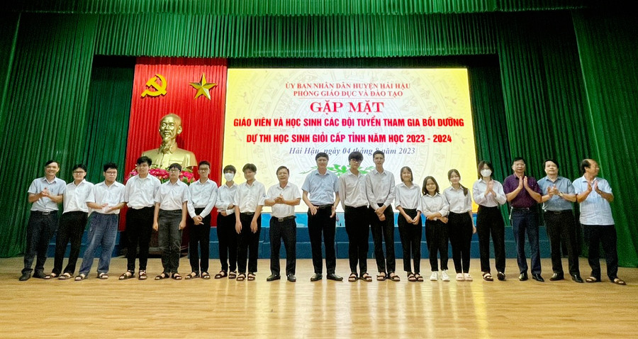 Lãnh đạo Phòng GD&ĐT Hải Hậu động viên tinh thần cho các em học sinh tham gia đội tuyển dự thi học sinh giỏi cấp tỉnh năm nay.