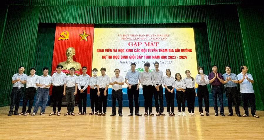 Lãnh đạo Phòng GD&ĐT Hải Hậu động viên tinh thần cho các em học sinh tham gia đội tuyển dự thi học sinh giỏi cấp tỉnh năm nay.