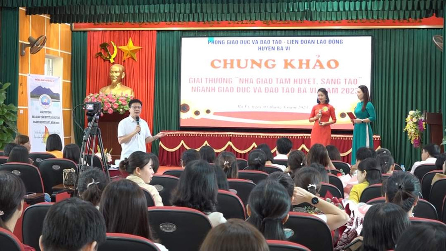 TS Nguyễn Ngọc Ân - Chủ tịch Công đoàn giáo dục Việt Nam phát biểu động viên tới các nhà giáo, cán bộ quản lý giáo dục huyện Ba Vì. TS Nguyễn Ngọc Ân - Chủ tịch Công đoàn giáo dục Việt Nam phát biểu động viên tới các nhà giáo, cán bộ quản lý giáo dục huyện Ba Vì.