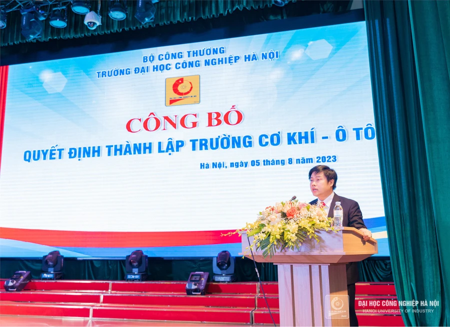 PGS.TS Hoàng Tiến Dũng được giao nhiệm vụ làm Hiệu trưởng Trường Cơ khí – Ô tô trực thuộc Trường ĐH Công nghiệp Hà Nội. 