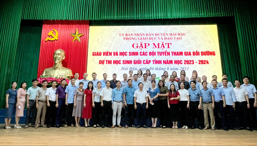 Các đại biểu chụp ảnh lưu niệm sau chương trình gặp mặt.