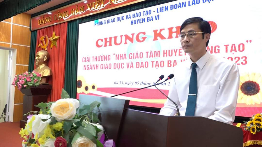 Ông Phùng Ngọc Oanh - Trưởng Phòng GD&ĐT huyện Ba Vì nhấn mạnh ý nghĩa của cuộc thi. Ông Phùng Ngọc Oanh - Trưởng Phòng GD&ĐT huyện Ba Vì nhấn mạnh ý nghĩa của cuộc thi.