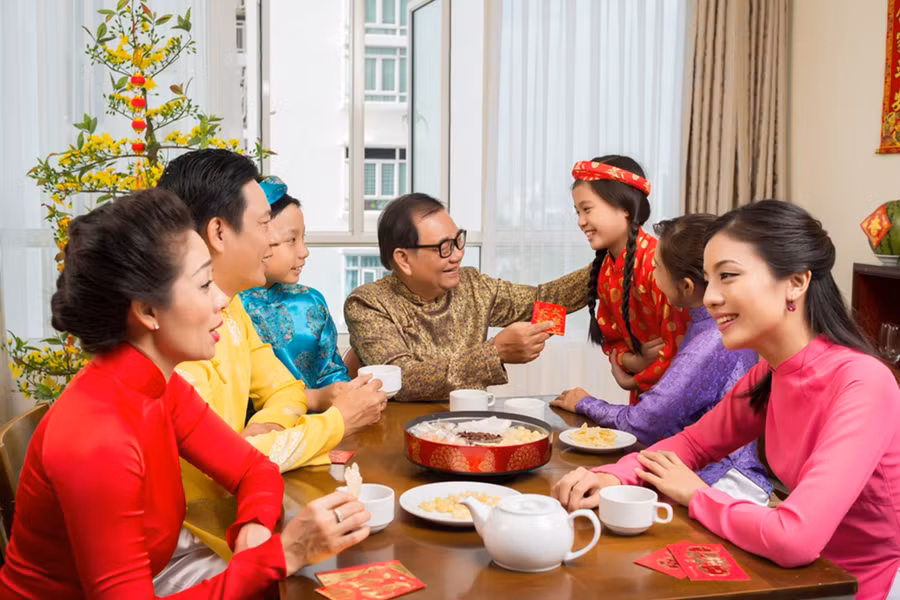 Đầu năm là dịp mọi người nói chuyện vui vẻ để cả năm có nhiều điều thuận lợi, may mắn. (Ảnh: ITN).
