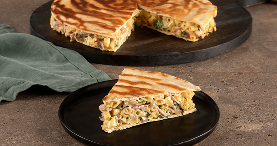 Món bánh kẹp làm từ mì, rau và thịt thừa. (Ảnh: ITN). Món bánh kẹp làm từ mì, rau và thịt thừa. (Ảnh: ITN).