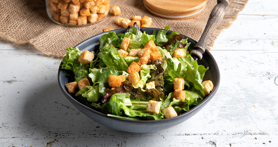 Tận dụng bánh mì thừa làm món salad. (Ảnh: ITN). Tận dụng bánh mì thừa làm món salad. (Ảnh: ITN).