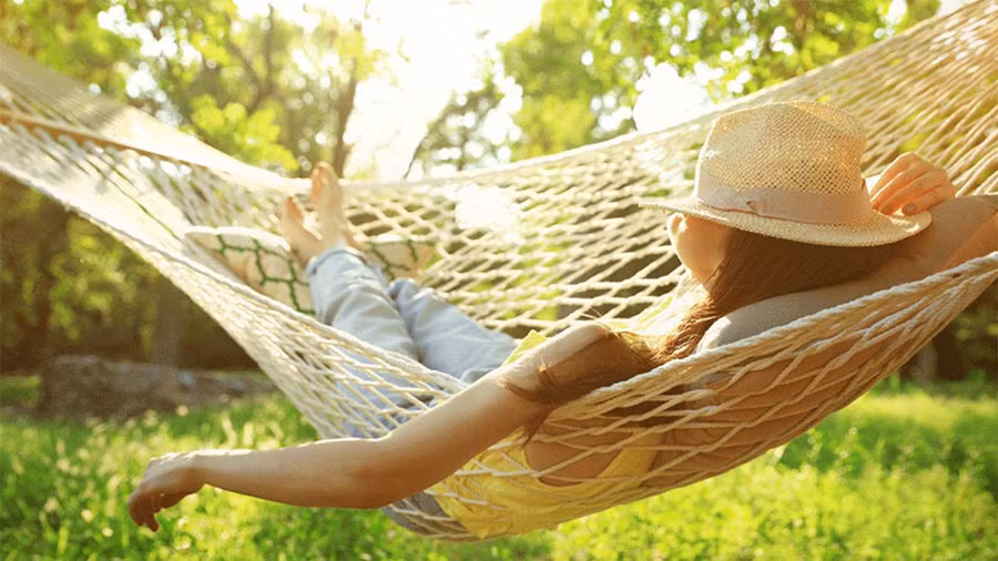 Đi du lịch cũng giúp bạn thiết lập lại kiểu ngủ, cải thiện tâm trạng. (Ảnh: ITN)