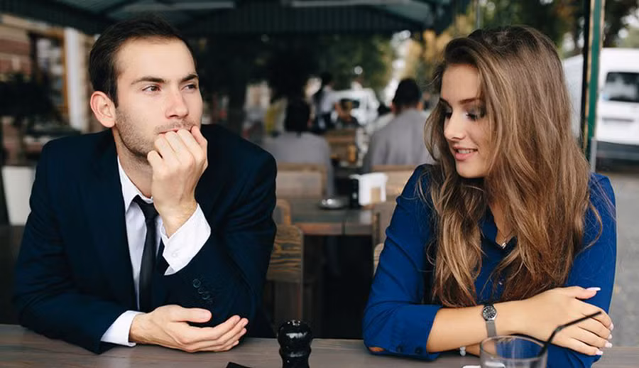 Khi một chàng trai thi thoảng im lặng với bạn, đó có thể là dấu hiệu cho thấy anh ấy đang ghen hoặc bị tổn thương. (Ảnh: ITN).