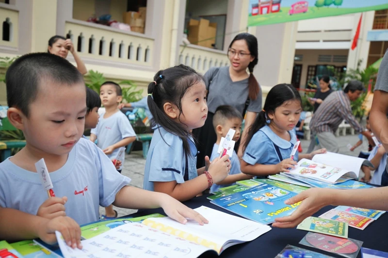 Tổ chức sân chơi bổ ích để các bé để thêm tự tin giao lưu và học tập tiếng Anh