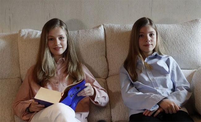 Leonor và em gái là Công chúa Sofia phải học tập chăm chỉ và nghiêm túc ngay từ nhỏ.