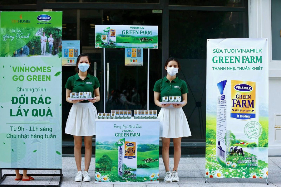 Chương trình đổi rác lấy quà do Vinamilk Green Farm đồng hành cùng cộng đồng dân cư Vinhomes để khuyến khích các thói quen tốt giúp bảo vệ môi trường. Chương trình đổi rác lấy quà do Vinamilk Green Farm đồng hành cùng cộng đồng dân cư Vinhomes để khuyến khích các thói quen tốt giúp bảo vệ môi trường.