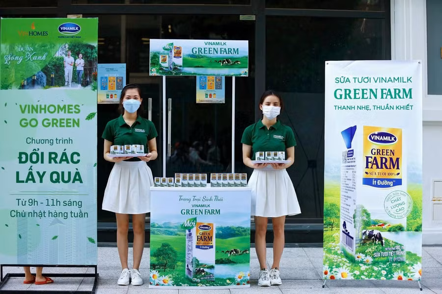 Chương trình đổi rác lấy quà do Vinamilk Green Farm đồng hành cùng cộng đồng dân cư Vinhomes để khuyến khích các thói quen tốt giúp bảo vệ môi trường.