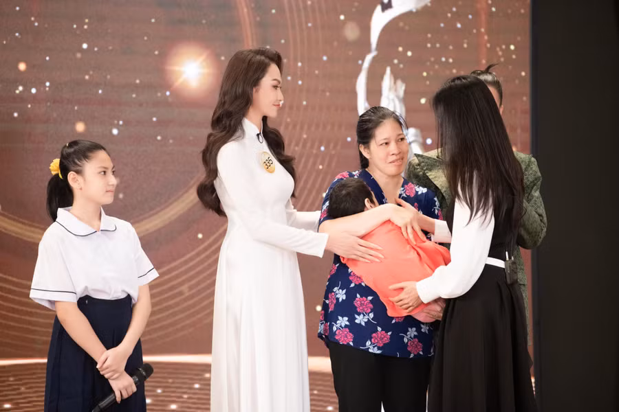 Chị Hiếu cùng 2 con.