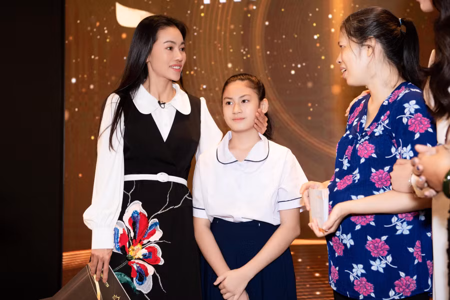 Bà Phạm Kim Dung sẽ hỗ trợ toàn bộ chi phí học tập của bé Hiền cho đến năm 18 tuổi.