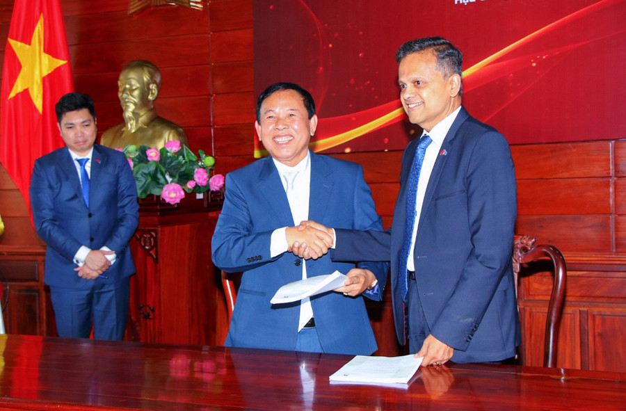 Đại diện Tổ chức tài chính Acuity Funding và NSH Petro ký kết thỏa thuận tài trợ 720 triệu USD. (Ảnh: Duy Khương) Đại diện Tổ chức tài chính Acuity Funding và NSH Petro ký kết thỏa thuận tài trợ 720 triệu USD. (Ảnh: Duy Khương)