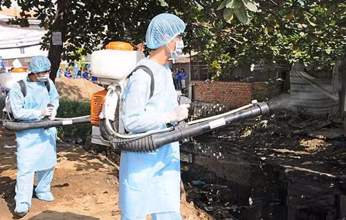Phun thuốc diệt muỗi là cách phòng dịch hiệu quả (Ảnh minh họa)