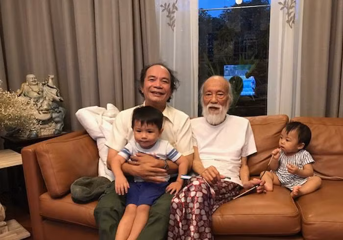 Nhạc sĩ Nguyễn Trọng Tạo thăm thầy Văn Như Cương khi thầy đang bên các cháu ngoại, những ngày cuối đời.