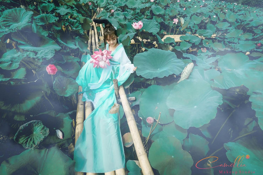 ... và thướt tha với trang phục cổ bên Quốc hoa.