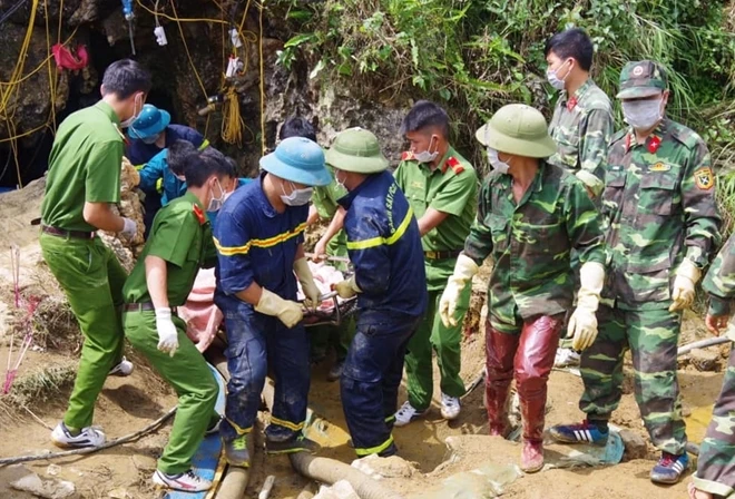 Tìm thấy thi thể người đàn ông mắc kẹt nhiều ngày trong hang đá