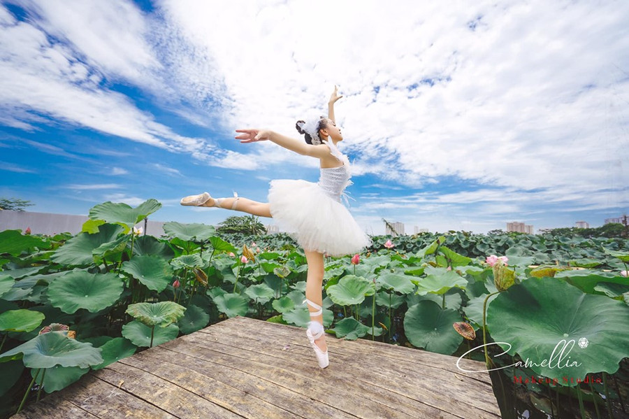 Vũ công nhí Ngọc Huyền Juli múa Ballet bên hoa Sen.