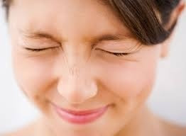 Mí mắt co giật có phải là hiện tượng bình thường hay do bệnh?