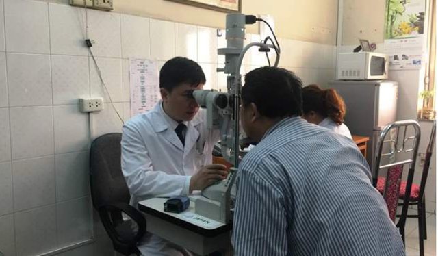 Căn bệnh quái ác thường xuất hiện vào chiều tối khiến hơn 11 triệu người mù mắt? ảnh 1 Kiểm tra mắt cho bệnh nhân tại khoa Glôcôm (Bệnh viện Mắt Trung ương). Ảnh: V.Thu