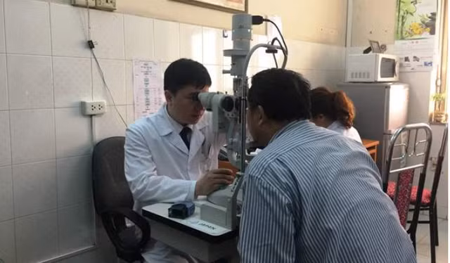 Kiểm tra mắt cho bệnh nhân tại khoa Glôcôm (Bệnh viện Mắt Trung ương). Ảnh: V.Thu