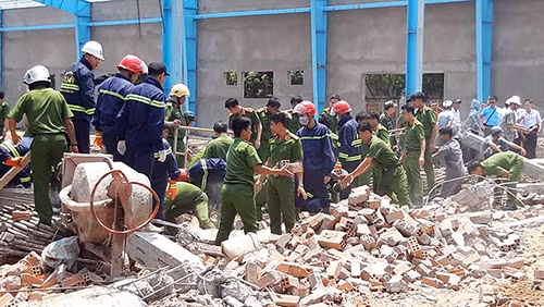 Lực lượng chức năng có mặt tại hiện trường để cứu hộ và điều tra nguyên nhân. Ảnh: Vĩnh Nam