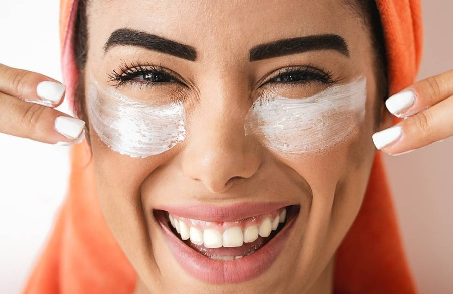 Thoa kem mắt hoặc huyết thanh hữu cơ hoặc tự nhiên được thiết kế để hydrat hóa và làm sáng vùng da mỏng manh quanh mắt. (Ảnh: ITN)