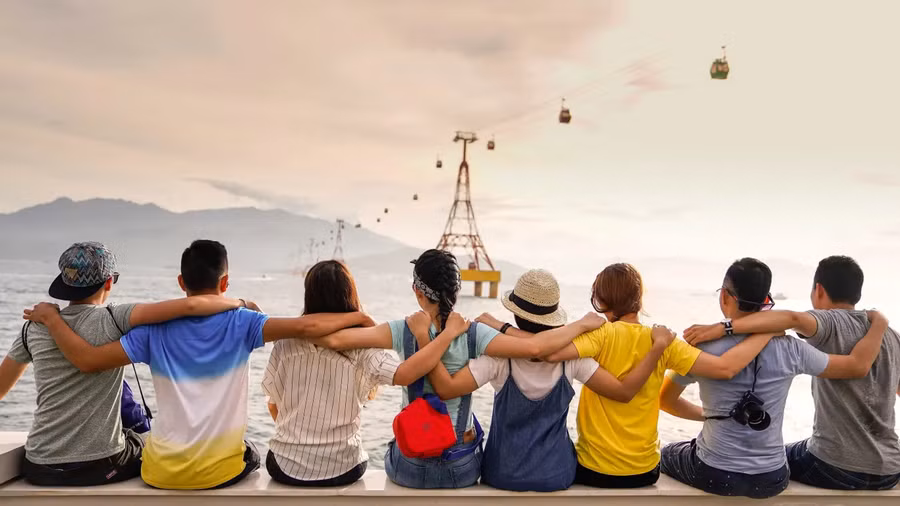 Nếu bạn theo đuổi con đường du học, hãy dành thời gian cho bạn bè và gia đình trước khi bạn đi. (Ảnh: ITN)