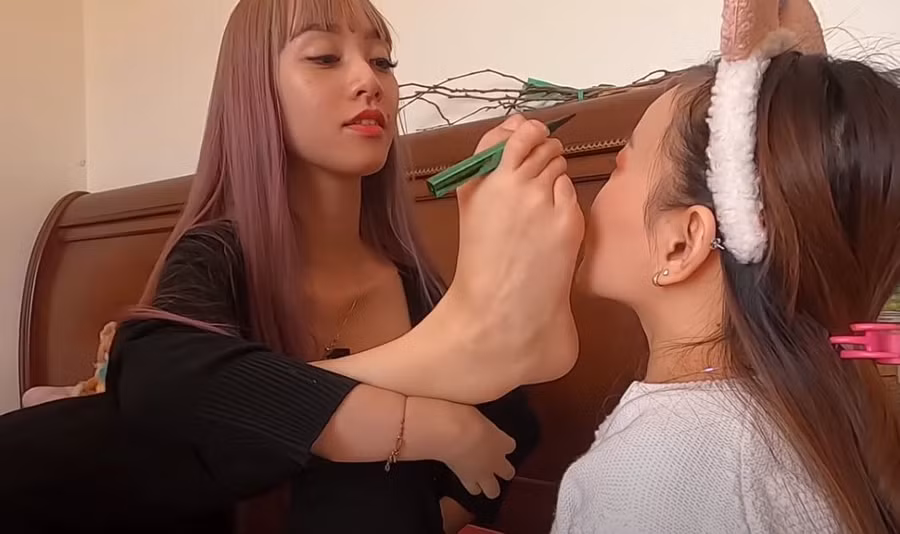 Không chỉ tự trang điểm được cho mình, Tường Vy còn trang điểm được cho người khác.