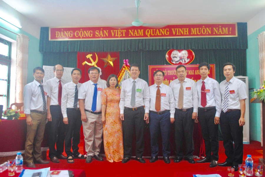 Đồng chí. Hàn Duy Điều UVBTV, trưởng Ban Tuyên giáo Huyện ủy Nga Sơn chụp ảnh cùng BCH Đảng bộ nhà trường nhiệm kỳ 2020-2025