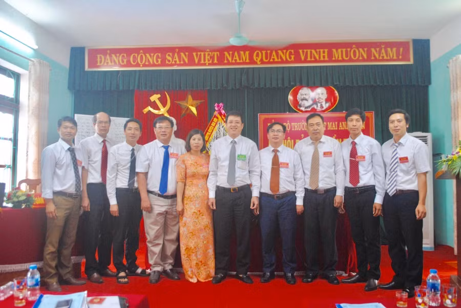 Đồng chí. Hàn Duy Điều UVBTV, trưởng Ban Tuyên giáo Huyện ủy Nga Sơn chụp ảnh cùng BCH Đảng bộ nhà trường nhiệm kỳ 2020-2025