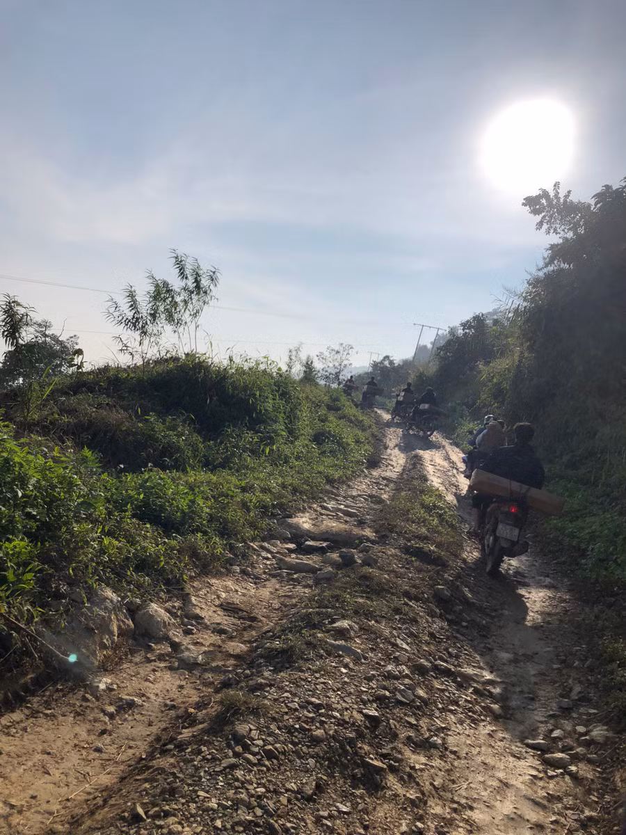 Chuyển quà đến điểm trường Ngà Trồ.