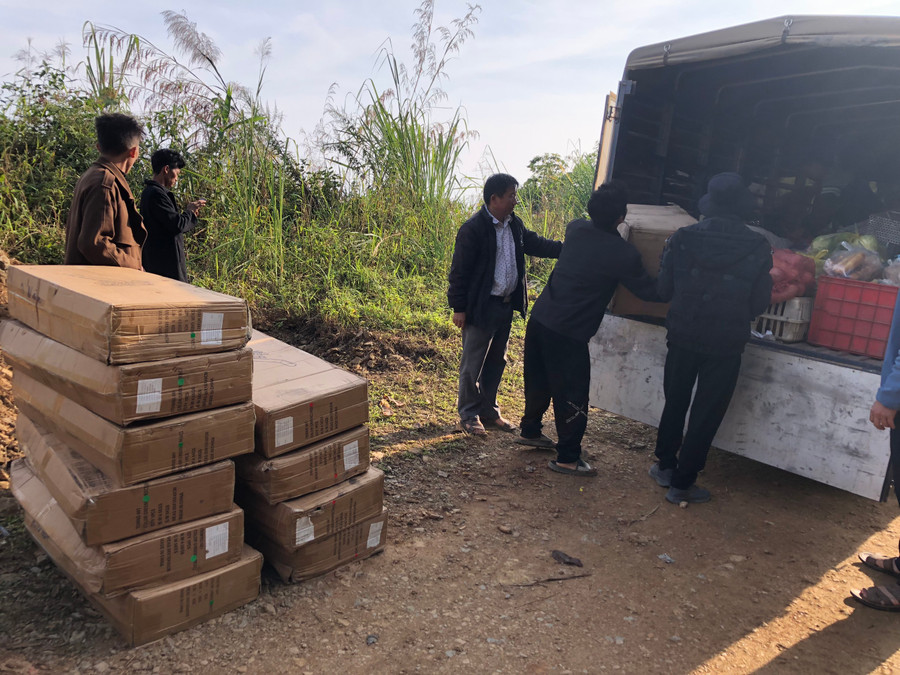 Tiếp nhận, kiểm kê các phần quà tại xã Ngà Trồ. Tiếp nhận, kiểm kê các phần quà tại xã Ngà Trồ.