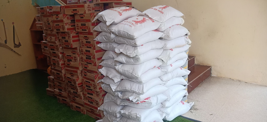 100 thùng mì tôm, 500kg gạo được tập kết tại điểm trường trung tâm. 100 thùng mì tôm, 500kg gạo được tập kết tại điểm trường trung tâm.