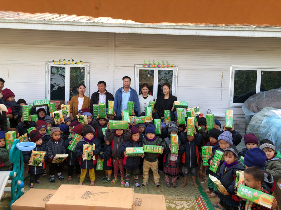 Đại diện chính quyền địa phương và giáo viên nhà trường trao tặng quà cho học sinh. Đại diện chính quyền địa phương và giáo viên nhà trường trao tặng quà cho học sinh.