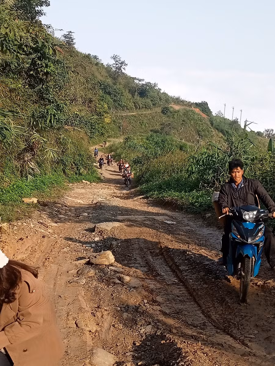 Giáo viên các trường và bà con dân bản không quản ngại vượt rừng chở quà đến điểm tập kết.