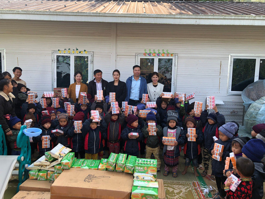 Học sinh nhận bánh kẹo, sữa, áo ấm... Học sinh nhận bánh kẹo, sữa, áo ấm...