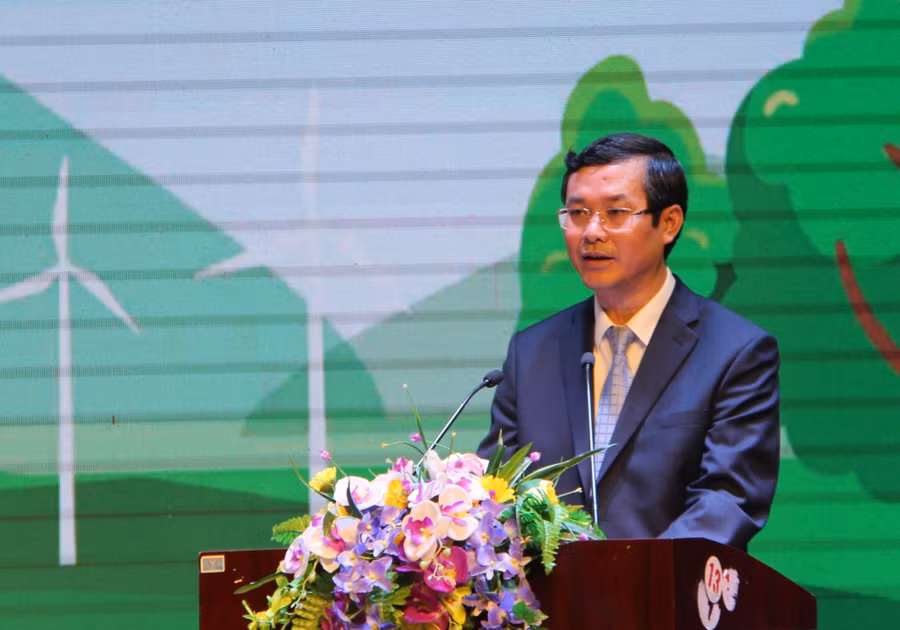 Thứ trưởng Nguyễn Văn Phúc phát biểu tại Lễ mít tinh hưởng ứng Ngày Môi trường thế giới và Tháng hành động vì môi trường của ngành Giáo dục năm 2021. 