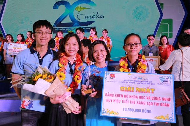 Nhóm tác giả đạt Giải Nhất với đề tài “Nghiên cứu và phát triển sản phẩm bột rau đắng hòa tan chứa hợp chất sinh học Triterpensaponin"