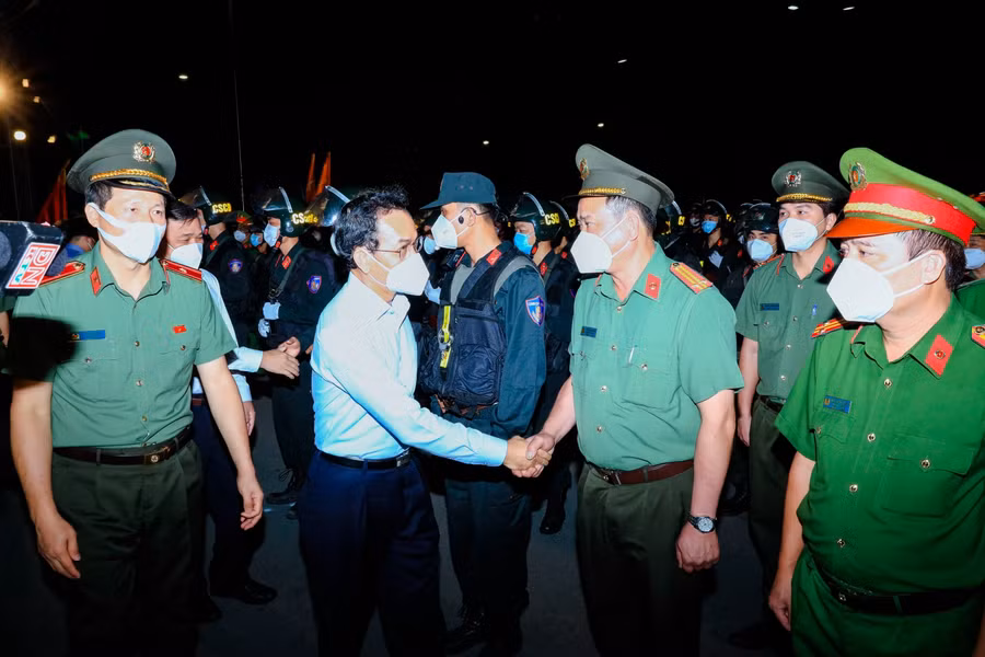 Thiếu tướng Vũ Hồng Văn - Giám đốc Công an tỉnh Đồng Nai và lãnh đạo TP Biên Hòa động viên tinh thần các cán bộ chiến sĩ trước giờ ra quân.