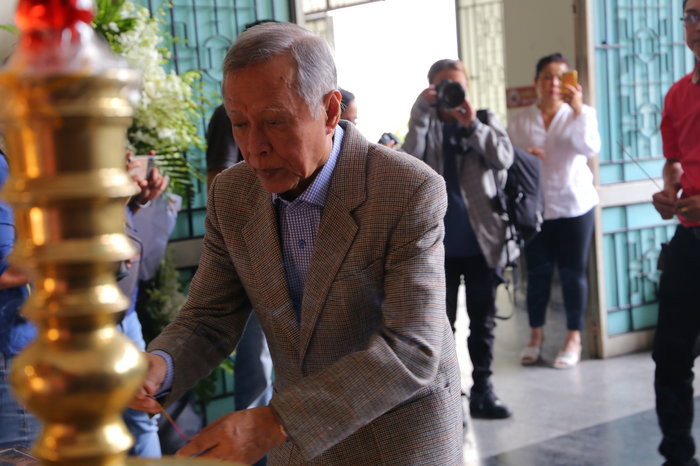 Những đồng nghiệp, bạn bè cũng đến rất đông để thắp hương cho nhạc sĩ