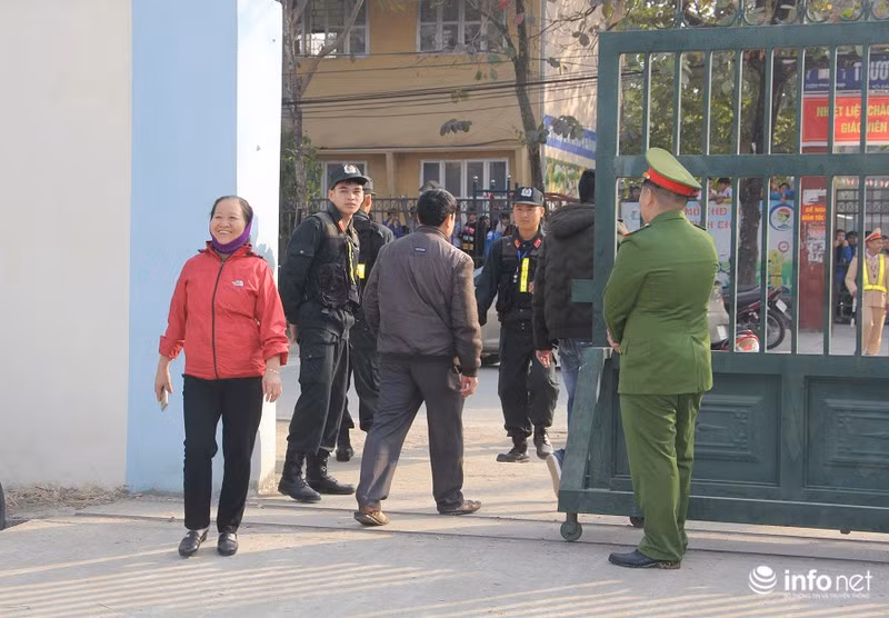 Xử vụ "nữ sinh giao gà": Người dân Điện Biên hiếu kỳ đến xem mặt các bị cáo ảnh 9