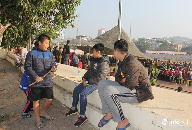 Xử vụ "nữ sinh giao gà": Người dân Điện Biên hiếu kỳ đến xem mặt các bị cáo ảnh 2 Xử vụ "nữ sinh giao gà": Người dân Điện Biên hiếu kỳ đến xem mặt các bị cáo ảnh 2