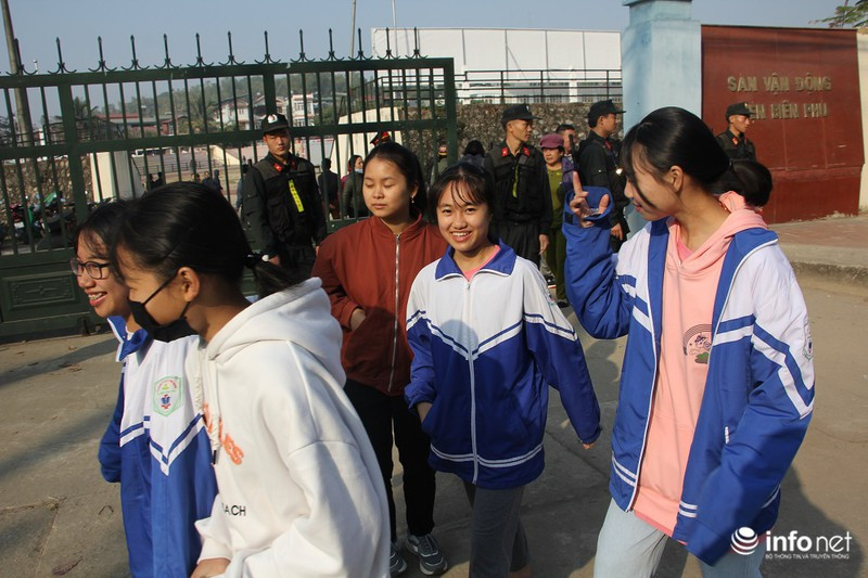 Xử vụ "nữ sinh giao gà": Người dân Điện Biên hiếu kỳ đến xem mặt các bị cáo ảnh 11 Xử vụ "nữ sinh giao gà": Người dân Điện Biên hiếu kỳ đến xem mặt các bị cáo ảnh 11